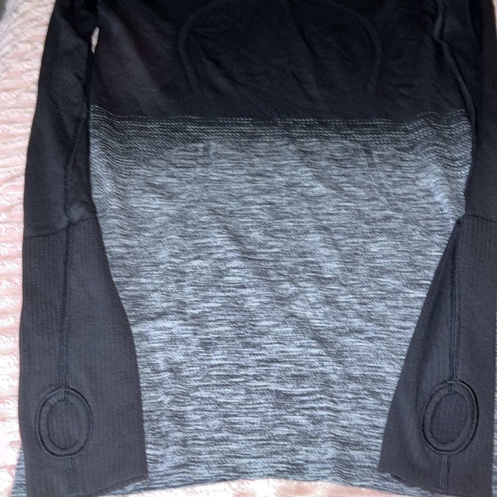 Swiftly Tech Long-Sleeve Shirt 2.0 *Hip Length, Crew black & white Ombré, EUC. - Picture 10 of 13